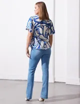 Blusa de seda fría con estampado abstracto en blanco y azul. Tiene cuello redondo con frunce, escote en V con botón y mangas cortas amplias.
