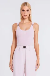 Musculosa de tejido canelado en color gris, con escote redondo y breteles con hebillas metálicas decorativas en los hombros.