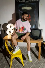 Remera oversize rosa con cuello y mangas con ribete verde. Estampado frontal con diseño de frutas y texto.