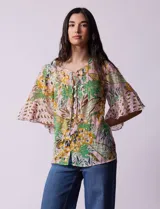 Blusa de gasa estampada con cuello a la base y lazo. Tiene plisado en la delantera, detalles de brillo en lurex, abertura central con botones y mangas 3/4 fluidas.