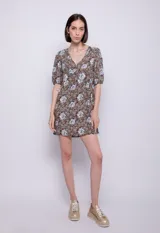 Vestido corto con estampado floral, escote en V y mangas abullonadas.