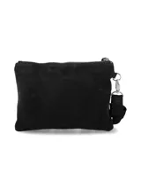 Cartera tipo sobre de gamuza negra con flecos en cascada en la parte frontal y correa de mano removible.