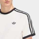 Remera Adidas de manga corta, color blanco con detalles en negro en el cuello, los puños y las tres tiras características en las mangas. Cuenta con el logo del trifolio bordado en el pecho.