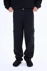Pantalón cargo de denim negro con corte holgado, bolsillos laterales con solapa y cierre frontal con botón.