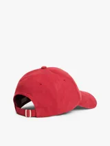 Gorra de béisbol roja de sarga de algodón peinado, con visera curva, ojales de ventilación y hebilla de ajuste metálica en la parte trasera. Presenta un monograma TH metálico en color dorado en la parte delantera.
