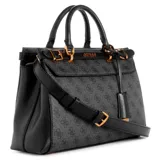 Cartera de mano Guess modelo Sestri Logo de piel sintética con estampado monograma y detalles en color negro. Cuenta con cierre de cremallera, doble asa superior, bandolera ajustable y desmontable, y herrajes metálicos dorados.
