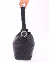 Cartera tipo hobo de cuero natural, color negro, con correa regulable y cierre superior. El interior cuenta con tres compartimentos divididos por un bolsillo central con cierre.