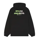 Campera negra con capucha y cierre frontal, de manga larga con puños elásticos y bolsillos laterales. Presenta el logo de la marca en verde flúor en el pecho.