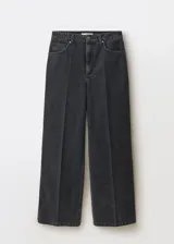 Jeans de tiro alto y diseño recto, confeccionados en tejido de algodón estilo vaquero. Presentan cierre delantero de cremallera y botón, trabillas para cinturón y cinco bolsillos.