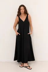 Vestido largo marrón, sin mangas, con escote redondo amplio y corte holgado.