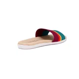 Sandalias planas Beira Rio para mujer, con base color beige y faja ancha superior decorada con franjas horizontales de colores: bordó, naranja, amarillo y turquesa.