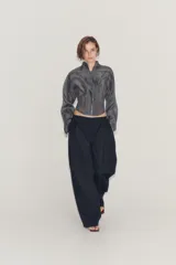 Corset tipo bomber de la colección Zara Woman, confeccionado en hilatura con mezcla de viscosa transparente, con cuello subido, manga larga y varillas interiores que definen la estructura. Cuenta con cierre frontal mediante ganchos metálicos.