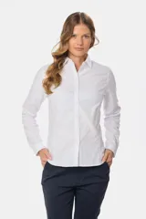 Camisa de tejido Oxford lisa y color blanco, con cuello camisero, cierre frontal de botones y mangas largas con puños abotonados.