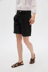 Short de jean negro de tiro alto, corte ancho, con pinzas delanteras y presillas para cinto.