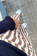 Remera de manga larga color azul marino, con cuello redondo y puños decorados con volados sutiles.