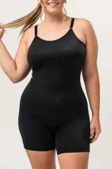 Mono modelador color piel, confeccionado en lycra, con breteles elásticos regulables y nivel de contención medio.