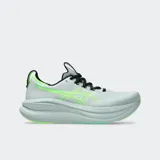 Championes de running Asics modelo Gel Nimbus 28, color gris claro con detalles en verde neón y cordones negros. Presentan una entresuela robusta con tecnología PureGEL y FF BLAST+ para una amortiguación superior, con capellada de tejido técnico.