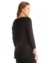 Buzo de tejido fino en color negro, con cuello redondo decorado con apliques de strass. Presenta mangas tres cuartos con puños acanalados y aberturas laterales en el ruedo.