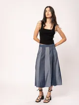 Falda midi de jean con franjas verticales en diferentes tonos de azul.