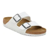 Sandalia Birkenstock modelo Arizona, con dos correas ajustables de material sintético Birko-Flor en color blanco, hebillas metálicas y plantilla anatómica de corcho y látex.