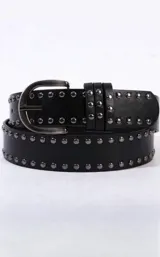 Cinto de cuero sintético negro con diseño de doble hilera de tachas metálicas plateadas y hebilla metálica clásica.
