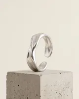 Anillo de plata 925 con diseño ondulado y superficie lisa de acabado brillante.