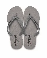Chancletas Mistral modelo Wolf, de diseño clásico color azul, con tiras texturizadas, logo en relieve y suela liviana.