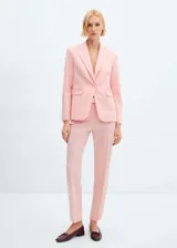 Pantalon de vestir de corte recto y entallado, con diseño clásico de pinzas y cierre frontal. Confeccionado en una mezcla de poliéster, viscosa y elastano, ofrece una estructura elegante ideal para entornos formales u oficina.