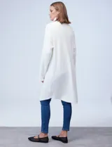 Sobrecamisa blanca de tejido soft, marca Ruby Rd. Tiene cuello con solapa, abertura central con botones y bolsillos delanteros.