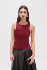 Musculosa negra de corte al cuerpo, con cuello redondo y diseño sin mangas.