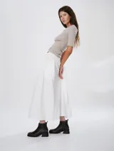 Bota corta de cuero negro con acabado efecto envejecido, punta cuadrada y tacón geométrico. Cuenta con cierre lateral para un calce práctico.