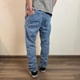 Jean de corte recto con acabado lavado en tono gris oscuro, confeccionado en denim resistente con diseño de cinco bolsillos.