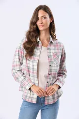 Camisa de viyela a cuadros con cuello camisero, cierre frontal con botones y bolsillo en el pecho. Presenta un diseño de manga larga con puños abotonados y textura suave.