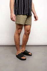 Bermuda color beige de corte recto.