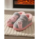 Pantuflas cerradas de color azul con diseño de gatito, confeccionadas en piel sintética suave con interior de peluche gris. Presentan un bordado con la frase 'Welcome Home' y apliques de patitas de gato. Cuentan con suela de goma antideslizante.