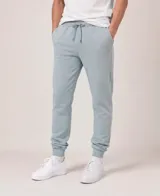 Pantalón tipo babucha de corte ajustado, con cintura elástica y cordón de ajuste, bolsillos laterales y puños elásticos en los tobillos.