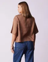 Blusa blanca de lyocell con escote en V y mangas cortas.