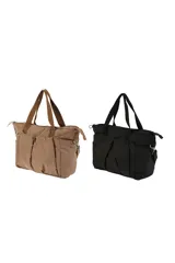 Bolso tipo shopper de nylon color negro, con diseño amplio y liviano. Cuenta con asas reforzadas, cierre superior y bolsillos frontales con frunces y cierre, ofreciendo gran capacidad y organización.