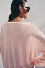 Jersey de punto fino negro con escote en V profundo y manga larga con puños ajustados.