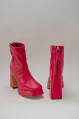 Botines negros de cuero con plataforma y tacón cuadrado.