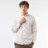 Camisa de manga larga confeccionada en mezcla de lino y algodón, con diseño de rayas verticales en tonos beige y blanco, cuello con botones y cierre frontal de botonadura central.