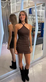Vestido corto color chocolate, con escote halter y diseño ajustado al cuerpo. Confeccionado en tejido con textura de red.