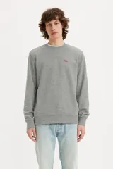Sweater gris de cuello redondo, manga larga y logo de Levis bordado en el pecho.