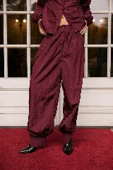 Pantalón de tiro alto confeccionado en nylon, con diseño holgado y puños ajustados en los tobillos.
