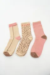 Pack de tres pares de medias de caña media con puntera y talón en color marrón. Un par color beige con rayas verticales color rosa y marrón, un par color beige con estampado animal print color marrón y un par color rosa con textura acanalada.