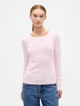 Remera de manga larga con cuello redondo, corte ajustado y diseño liso en color rosado.