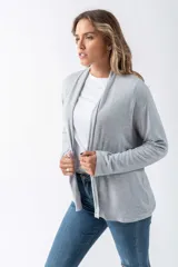 Saco de lanilla gris con corte relajado, terminaciones finas y bolsillos funcionales.