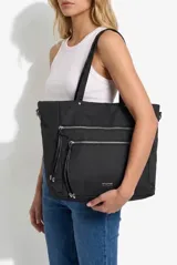 Cartera shopper negra con doble cierre frontal, tiracierres colgantes y doble asa superior, confeccionada en nylon.