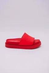 Sandalias negras de plataforma, veganas y amigables con el medio ambiente. Hechas con Piñatex, textil que busca suplantar el cuero animal, hecho a partir de las hojas del ananá.