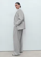 Pantalón de sastreria gris con diseño de raya diplomática, de tiro bajo, corte recto y amplio con pinzas delanteras y trabillas para cinturón.